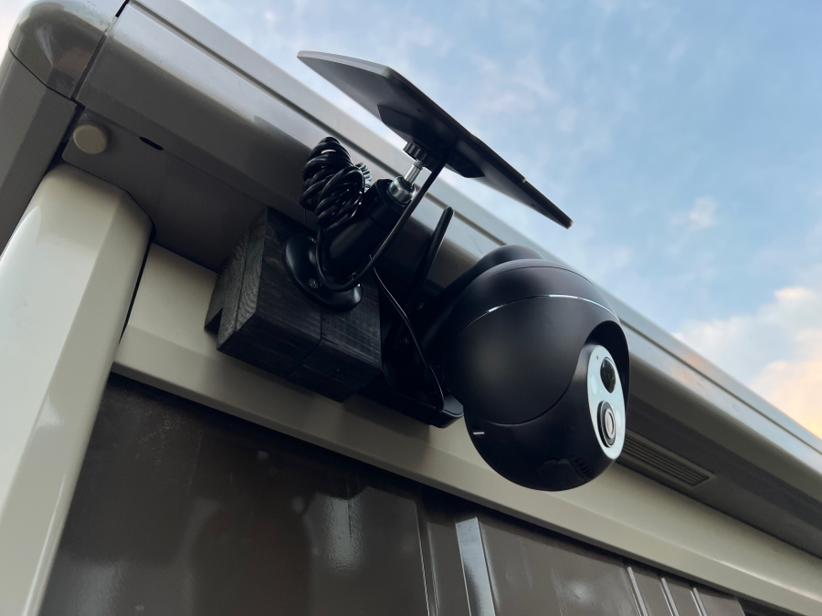 穴あけせずに物置へ取り付けたソーラー防犯カメラの画像