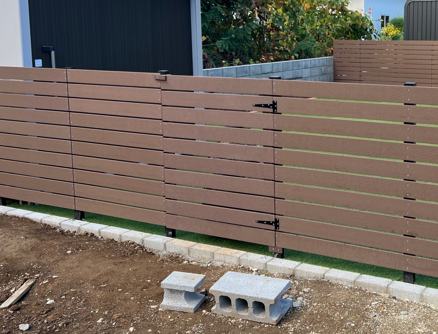 歪んだ人工木フェンスドアの画像