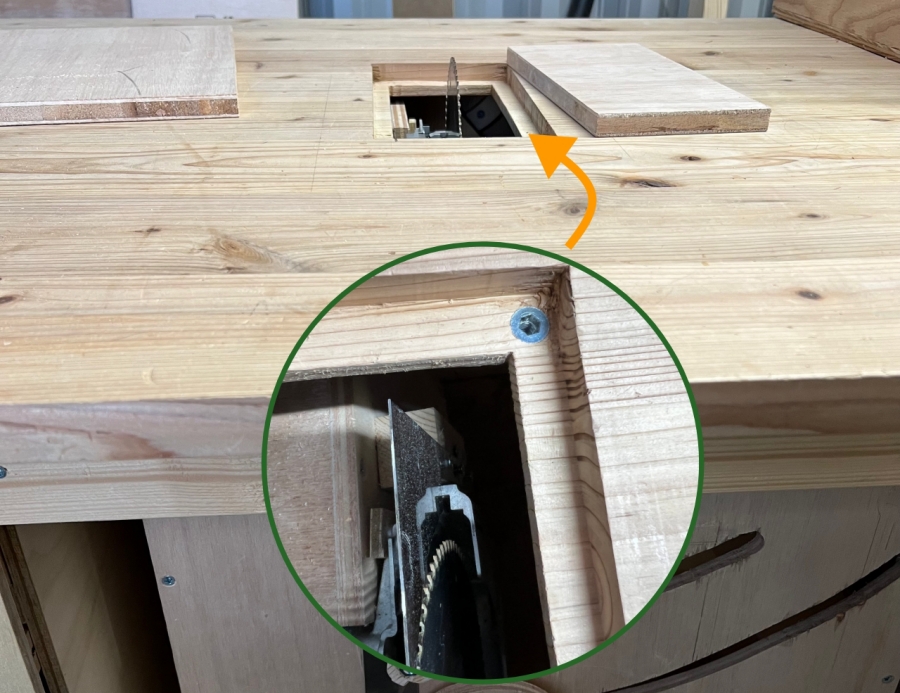 ボルトで取り外し可能にして作ったテーブルソーの天板の画像