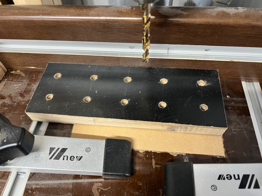 ボール盤で等間隔に穴あけする様子