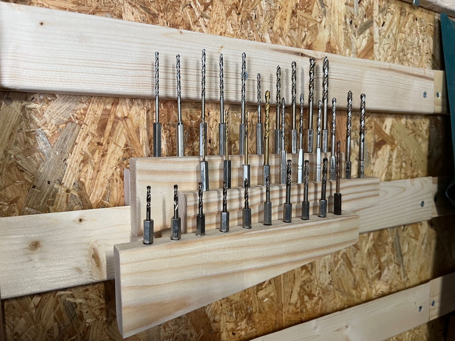 フレンチクリートで壁に掛けたドリルビット