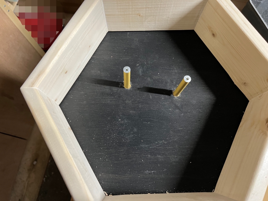 フレンチクリートで電動ライバーを浮かせて収納するために金属棒を背面に差し込んだ画像