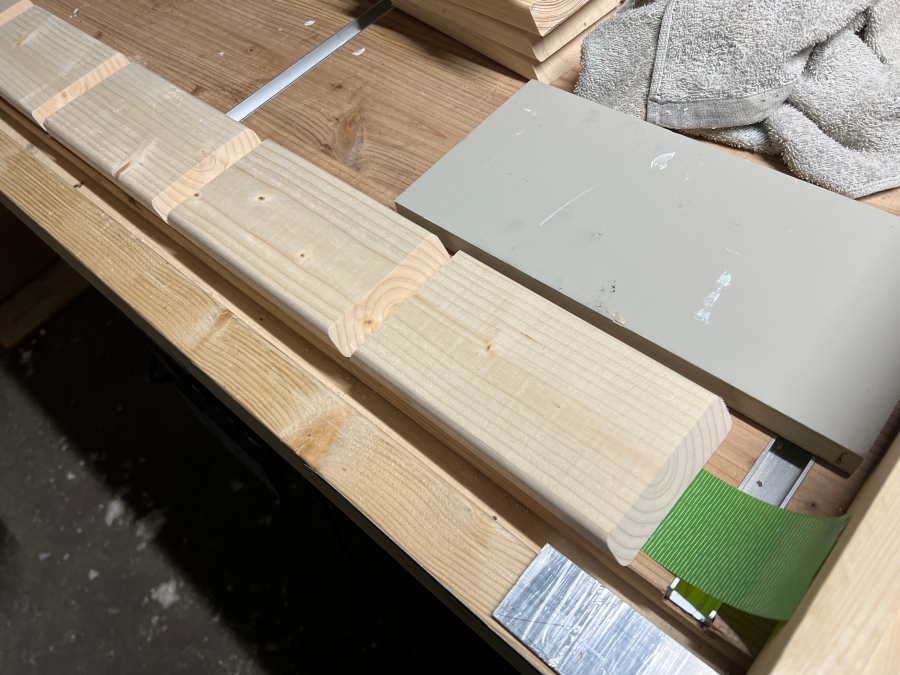 正六角形を作るために養生テープの上に木材を並べた様子