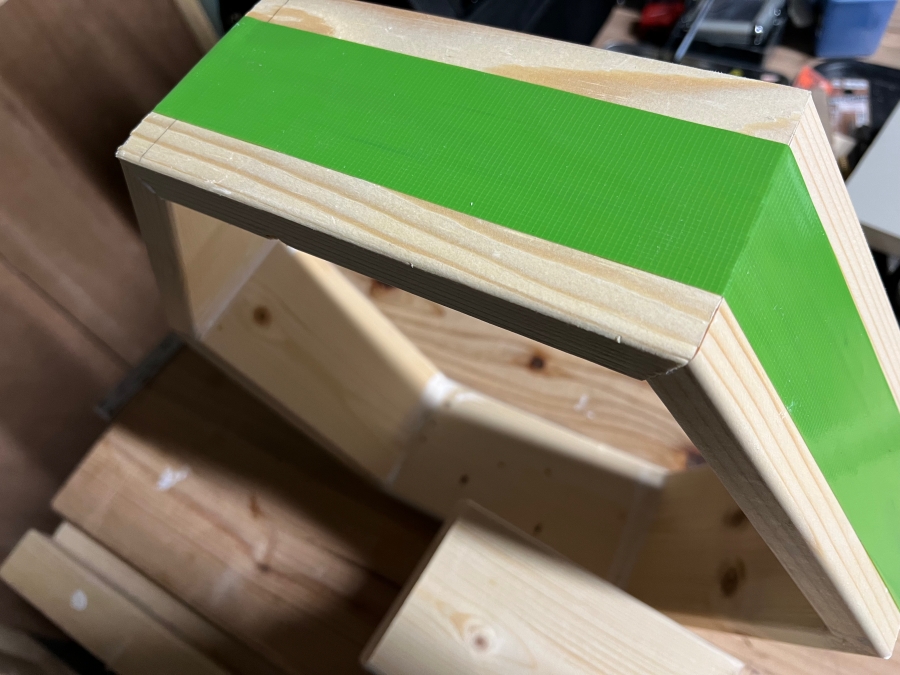 正六角形を作るために養生テープと木工用ボンドで組み立てた画像