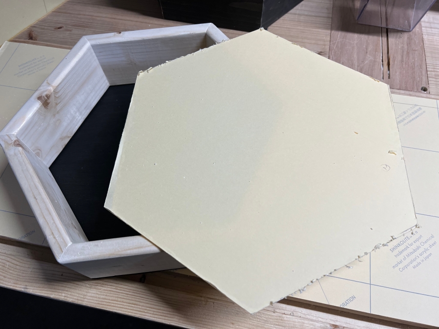 正六角形の型を取ってカットしたアクリル板