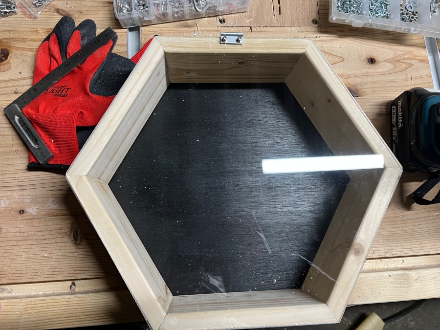 アクリルの蓋を取り付けた正六角形の木材