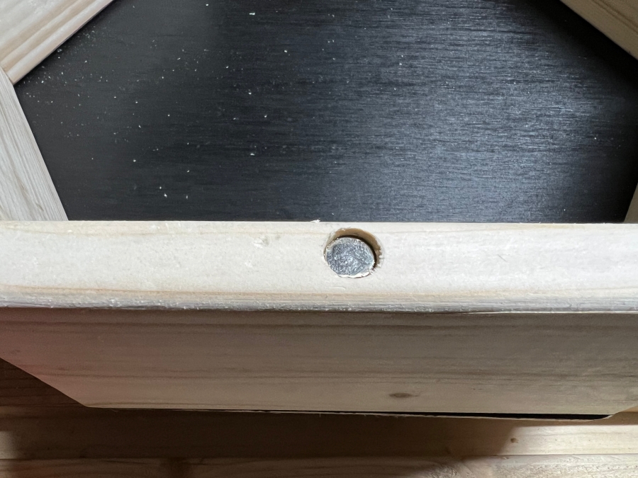 正六角形の木材にマグネットを埋め込んだ画像