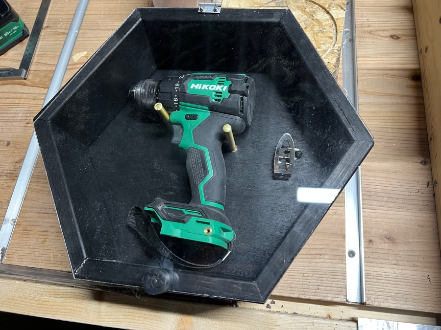 ドリルドライバを正六角形型のフレンチクリートで収納した画像