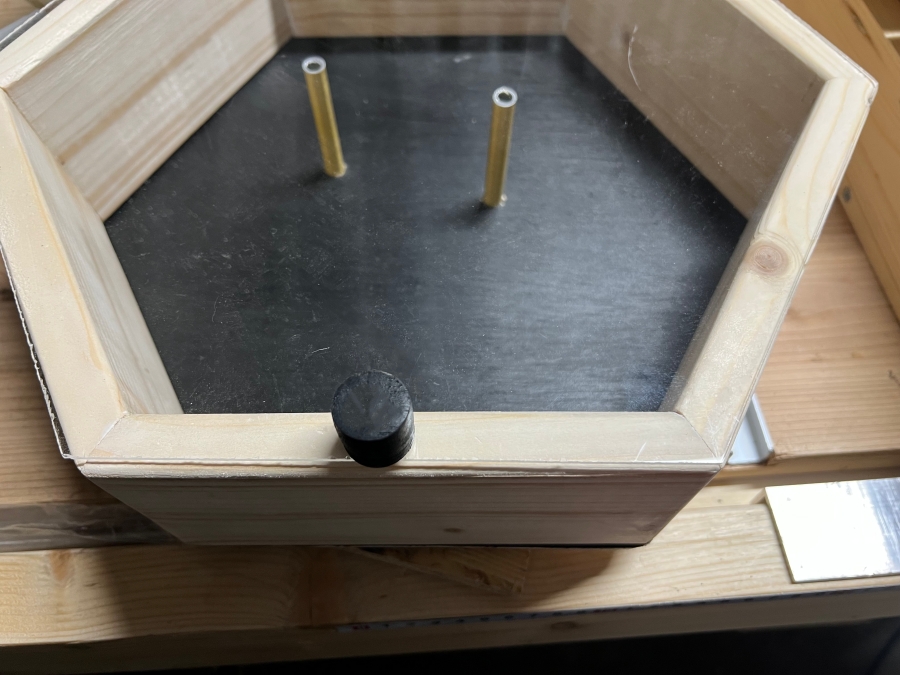 アクリル板に自作のノブナットを取り付けた画像