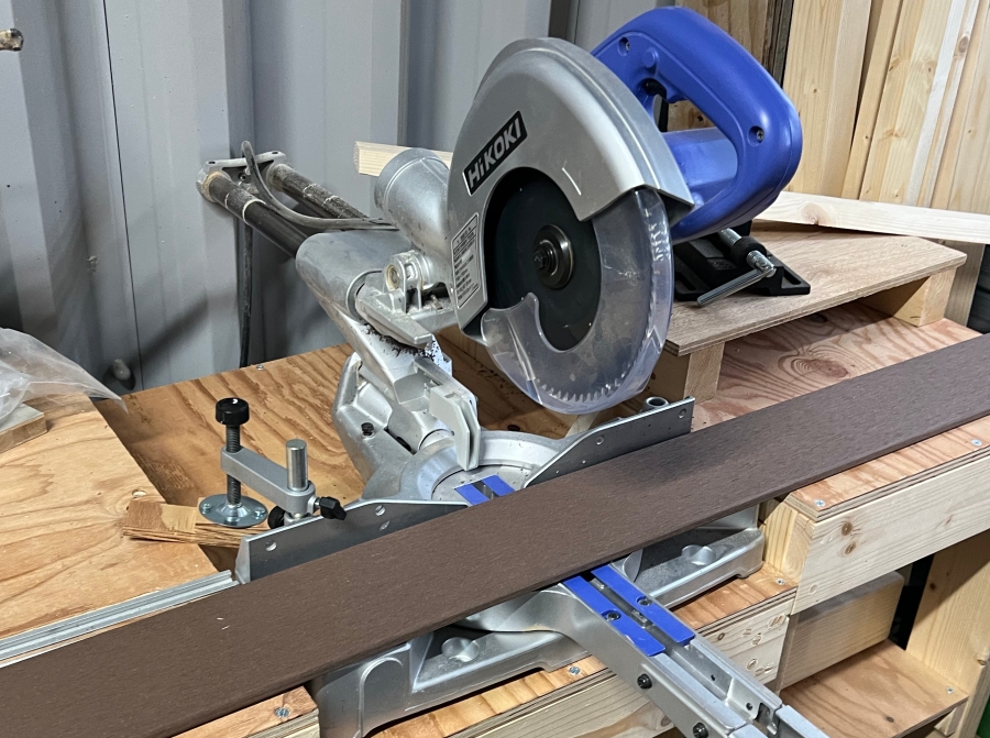 卓上スライド丸ノコで木材を切断する前の画像
