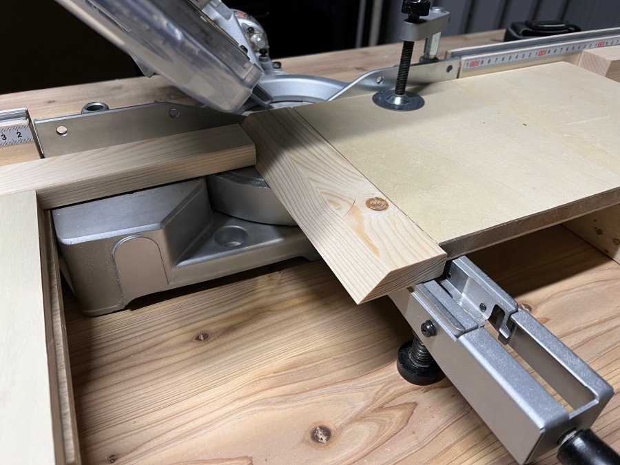 卓上スライド丸ノコの傾斜機能を使って木材を45度に切る様子音