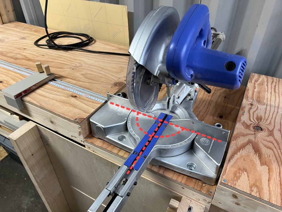 卓上スライド丸ノコの回転テーブルの動き(角度)を示した画像