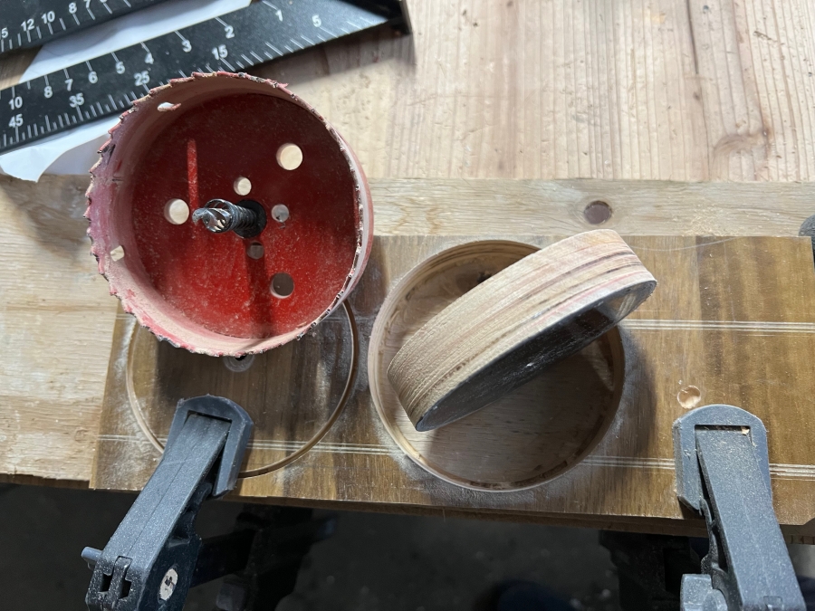 ホールソーで木材を切り抜いた画像