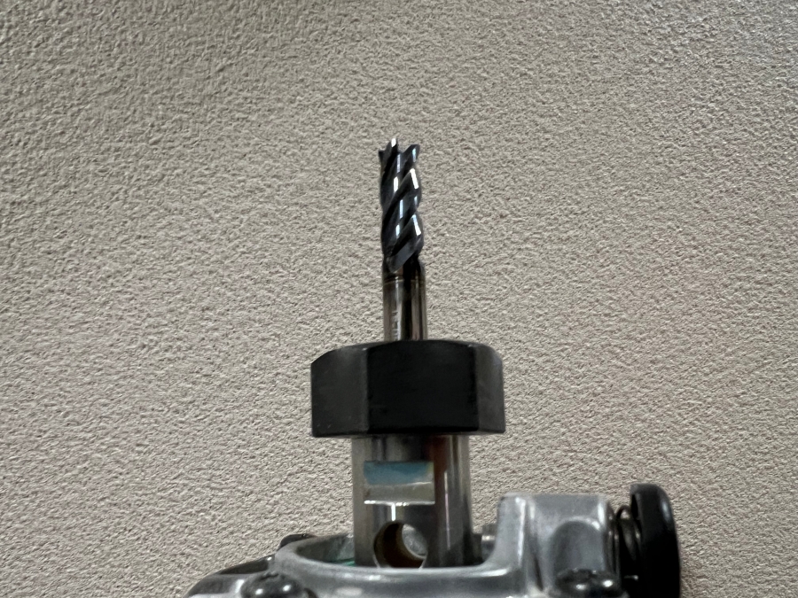 電動トリマーに取り付けたビットの画像