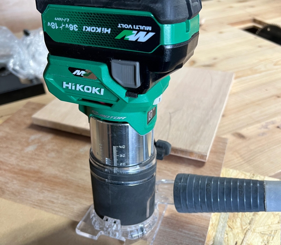 集塵機を取り付けたハイコーキの電動トリマーの画像