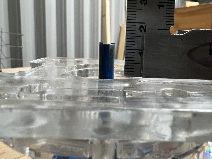 完全スコヤで電動トリマーの切り込み深さを確認する様子