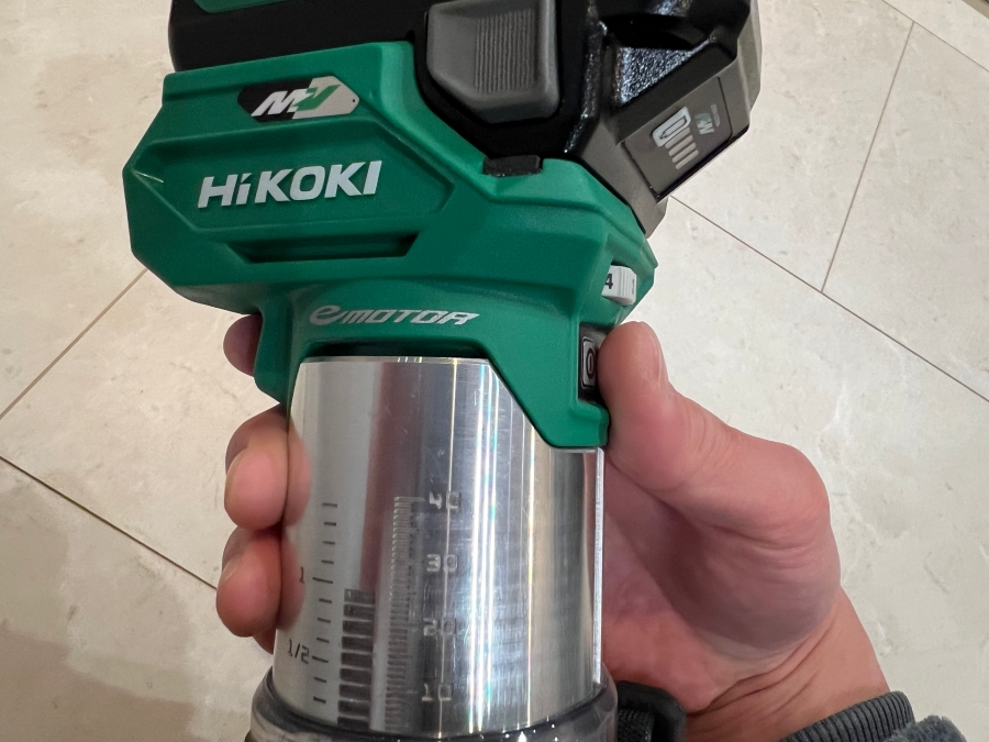 右手で電動トリマーを持つ様子