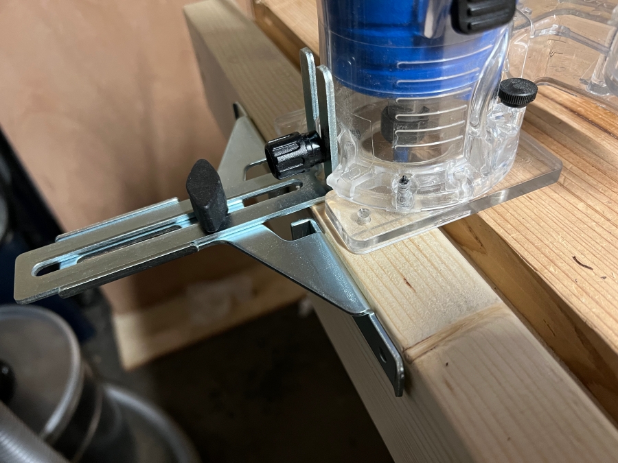 ストレートガイドを取り付けた電動トリマーの画像