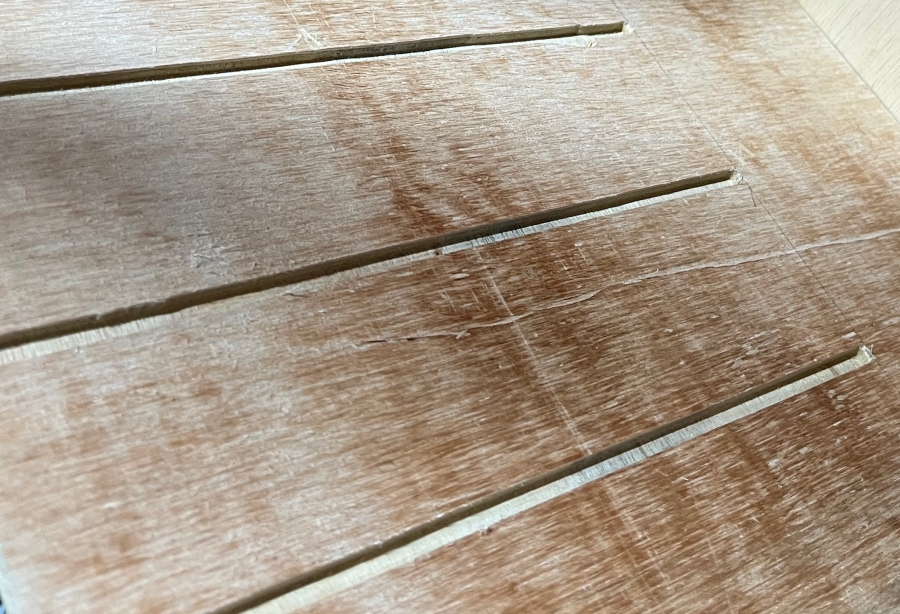 電動トリマーで溝掘りした木材の画像