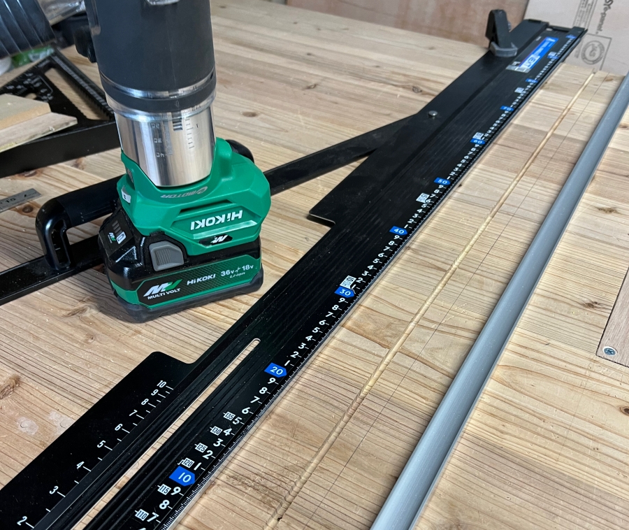 丸ノコガイドを使って電動トリマーで溝掘りした画像