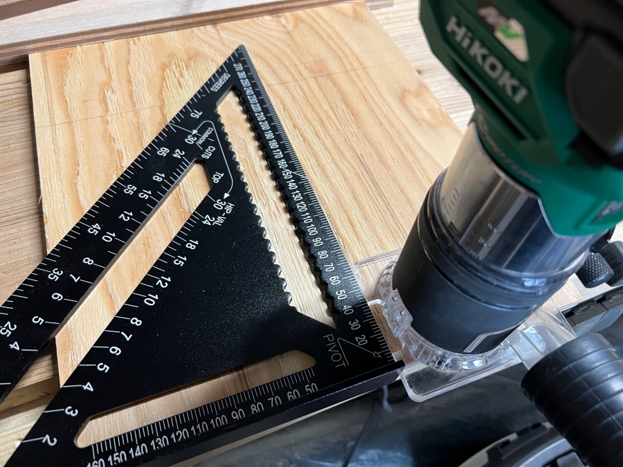 スピードスクエアをガイドにして使った電動トリマーの画像