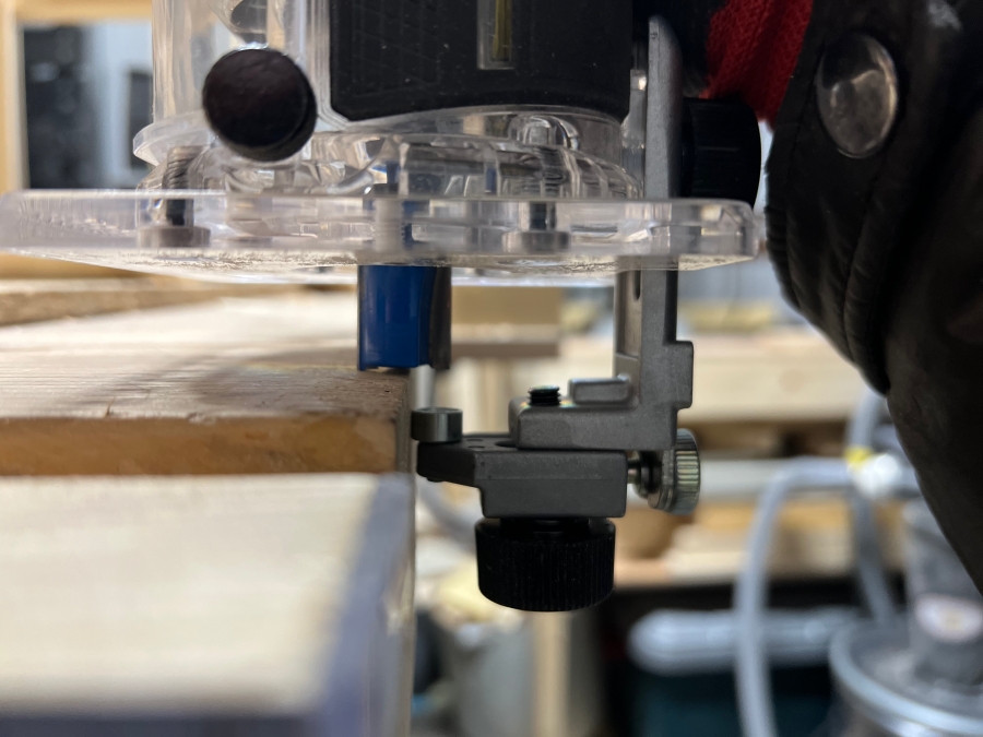 トリマーガイドを取り付けた電動トリマーの画像