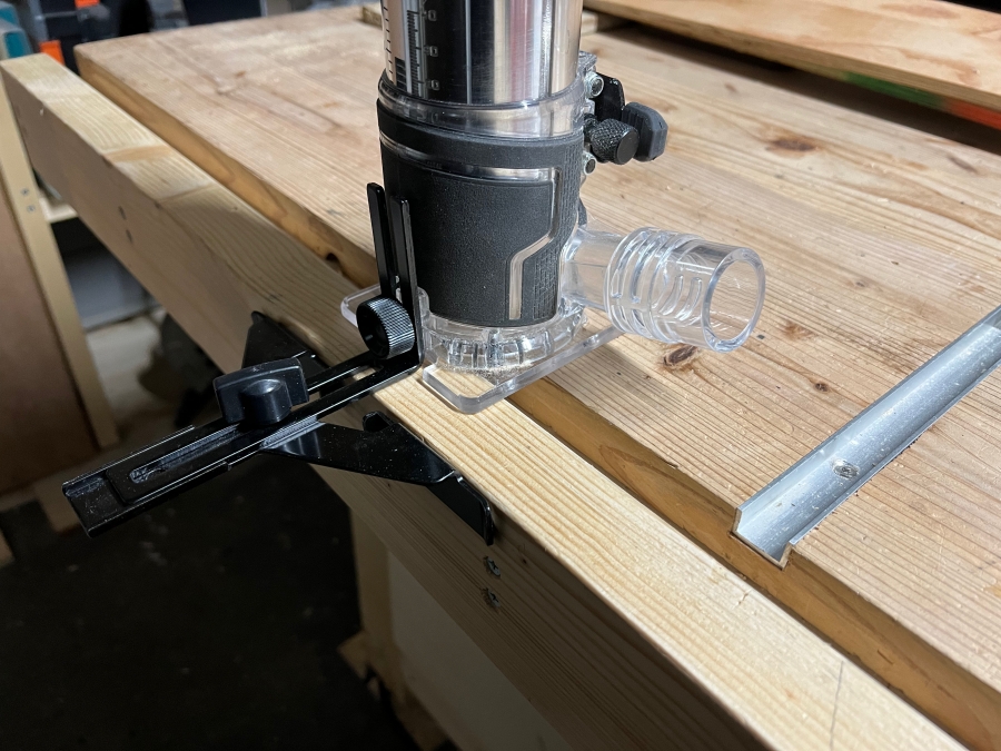 ストレートガイドを取り付けた電動トリマーの画像