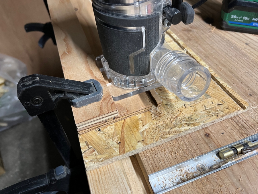 トリマー用自作ガイドの精度を出すために加工する様子