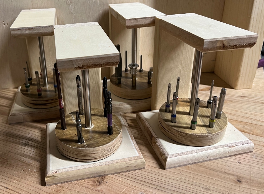 様々なドライバービットを回転式ベースで収納した画像