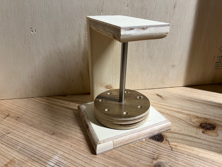 木材に金属棒と円柱型の木材をさして作ったドライバービット収納の画像