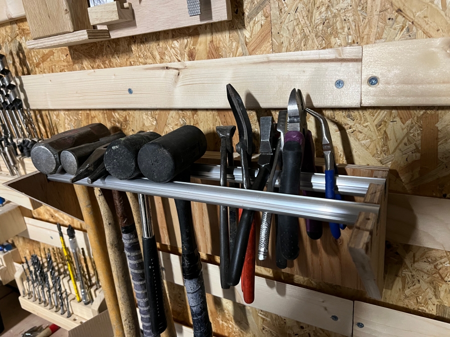 ハンマーやペンチなどをフレンチクリートで収納した画像