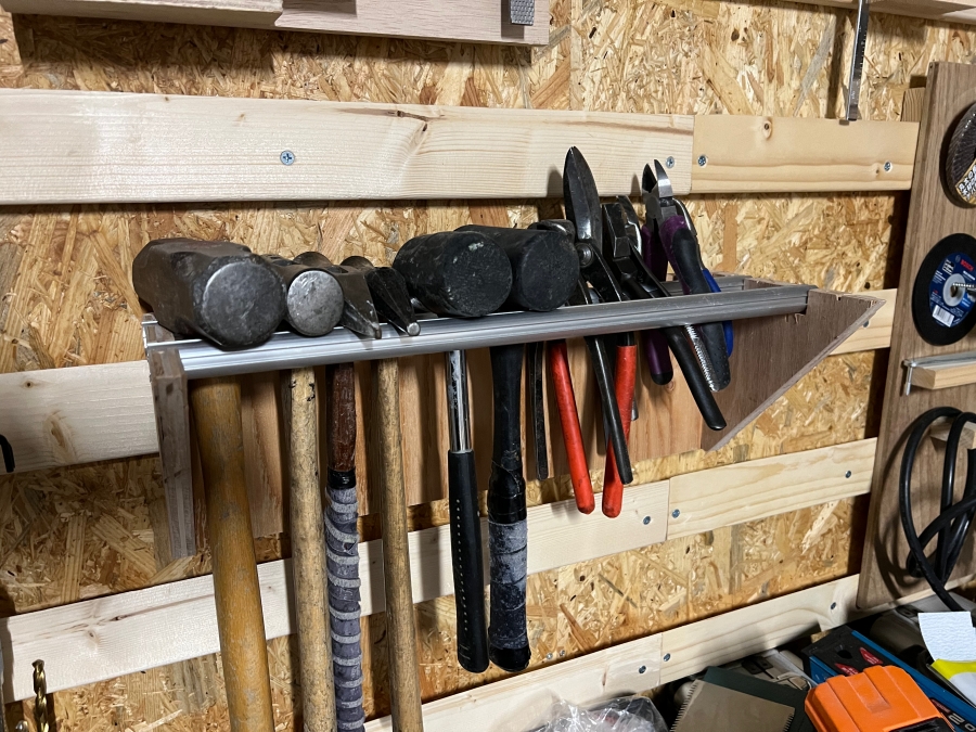 DIYで作成したハンマーやペンチなどを収納するフレンチクリート