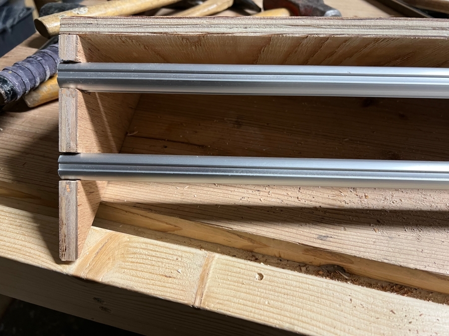 組み立てた木材に丸棒（アルミフレーム）を埋め込んだ画像