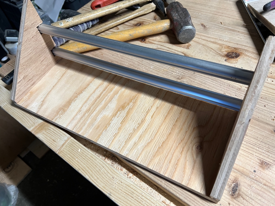 ハンマーやペンチなどを収納するホルダーを下方向から見た様子