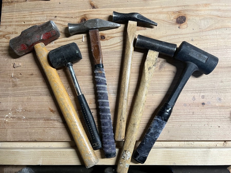 様々なサイズ・種類のハンマーの画像
