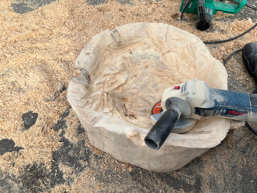 ディスクグラインダーで削って発生した丸太の木屑
