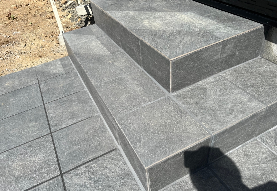 DIYで作ったタイル階段の画像