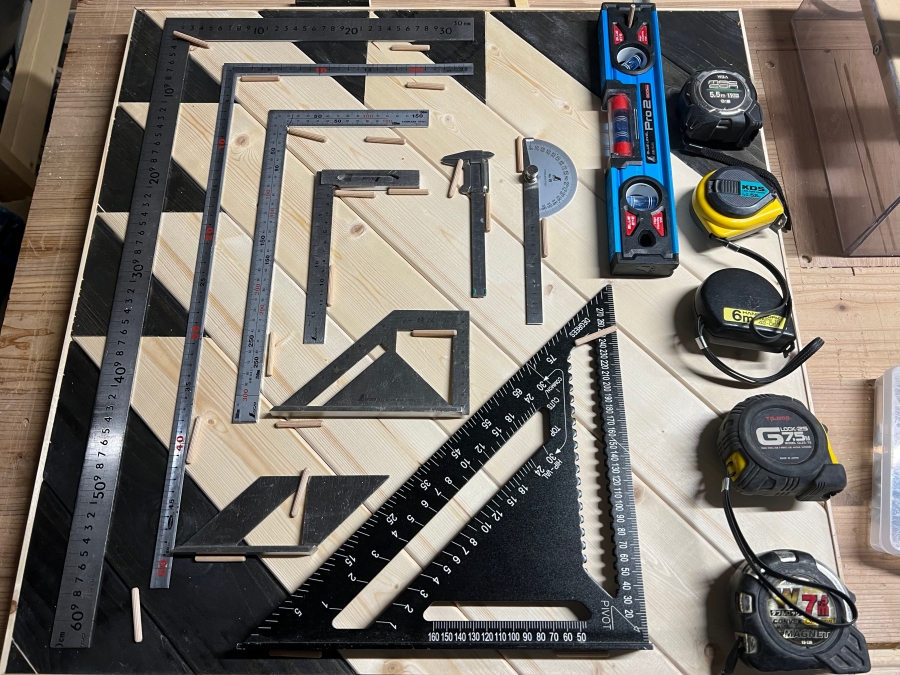 フレンチクリートで収納したい測定工具を仮置きした画像