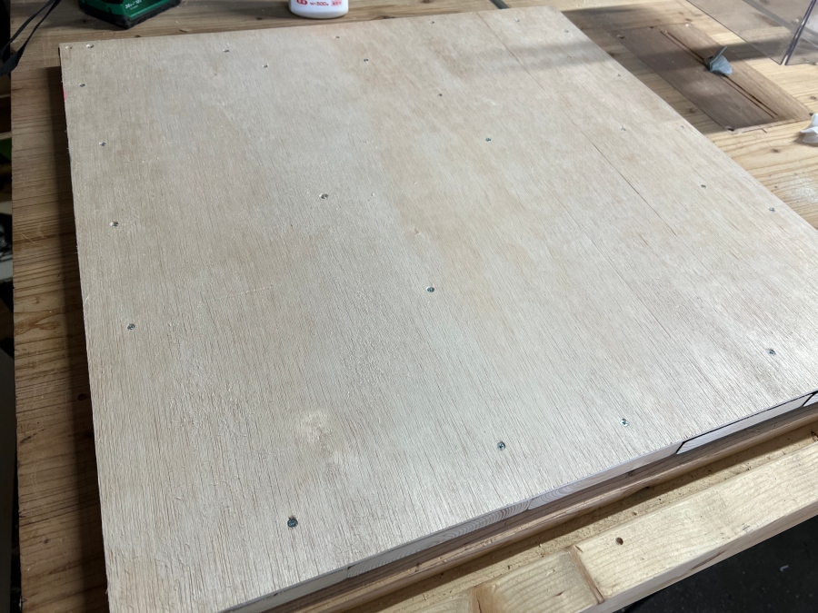 ウッドパネルの裏側に板を貼って補強する画像