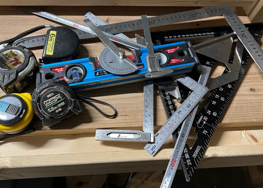 測定・墨付け道具などが乱雑に置かれた様子