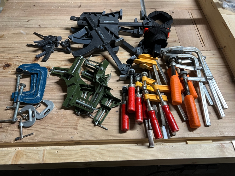 F型・C型・クイックバー・コーナークランプを作業台に並べた画像