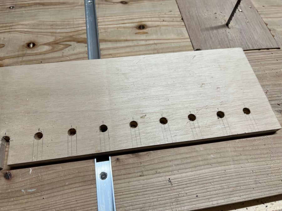 クランプを引っ掛けるための溝の作り方