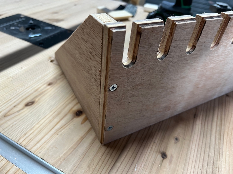 クランプ収納を皿取りして固定した様子