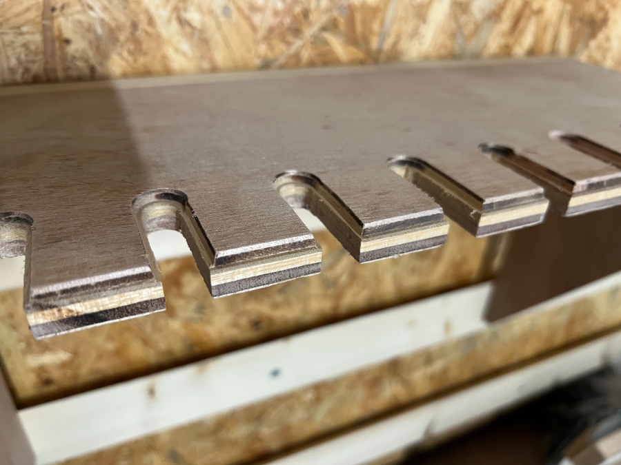 面取りした自作クランプ収納の画像