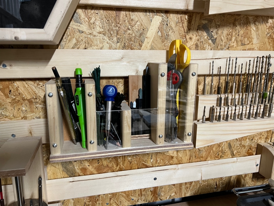 アクリルと木材で作成したフレンチクリート用の小物入れを使用した様子