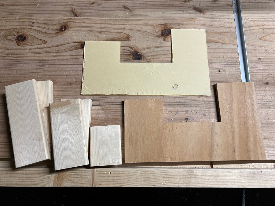小物収納を作るために必要な木材とアクリルを加工した画像
