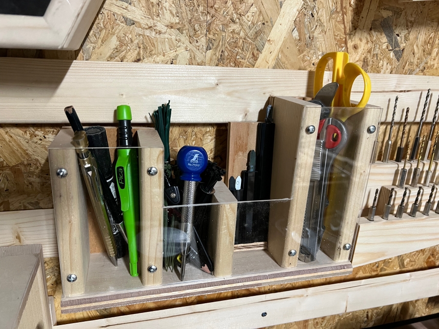 アクリルと木材で作成したフレンチクリート用の小物入れを使用した様子