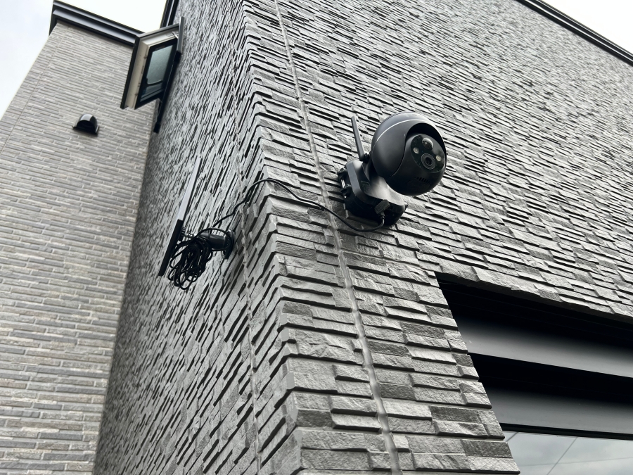 DIYで取り付けたソーラー防犯カメラの画像