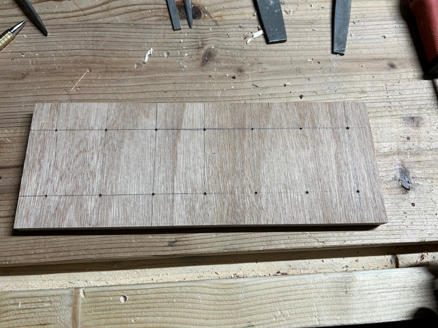 棒やすりやドライバーを収納するための板に印付けした画像