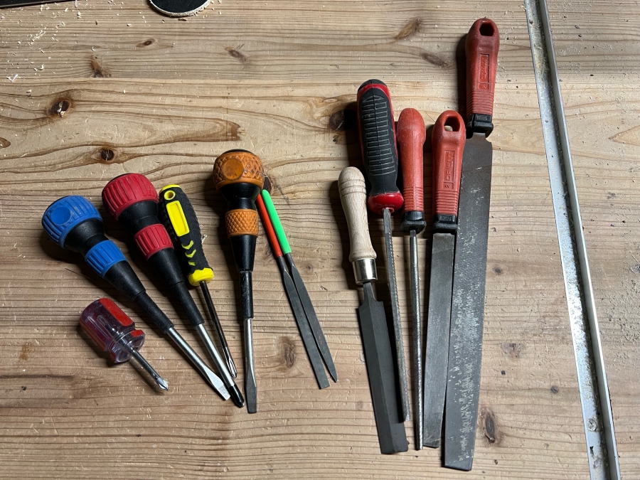 棒やすりとドライバーを並べた画像